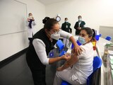 Personal sanitario en la Ciudad de México comienza el plan de vacunación de enfermeras y médicos en el Centro Médico Siglo XXI, el pasado 13 de enero.