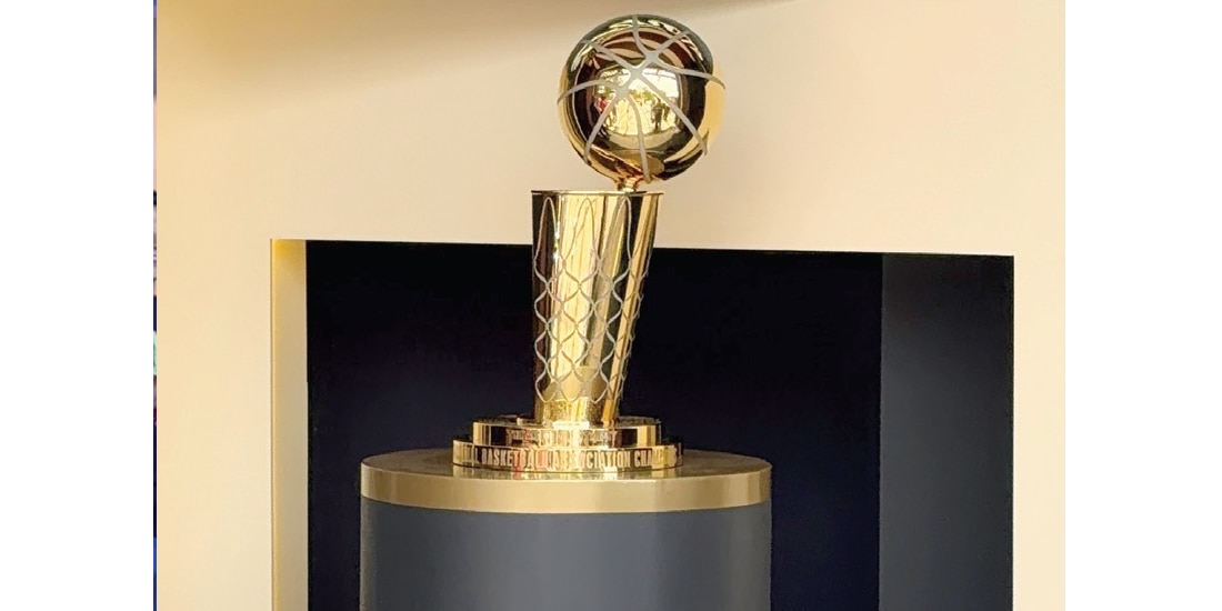 EL TROFEO Larry O’Brien, ayer, en el Parque Aztlán, en el evento de la NBA.