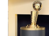 EL TROFEO Larry O’Brien, ayer, en el Parque Aztlán, en el evento de la NBA.