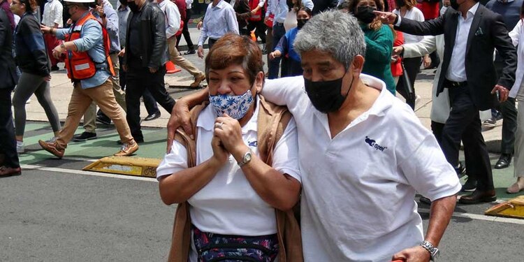 Personas sufrieron crisis nerviosas durante el sismo, ayer.