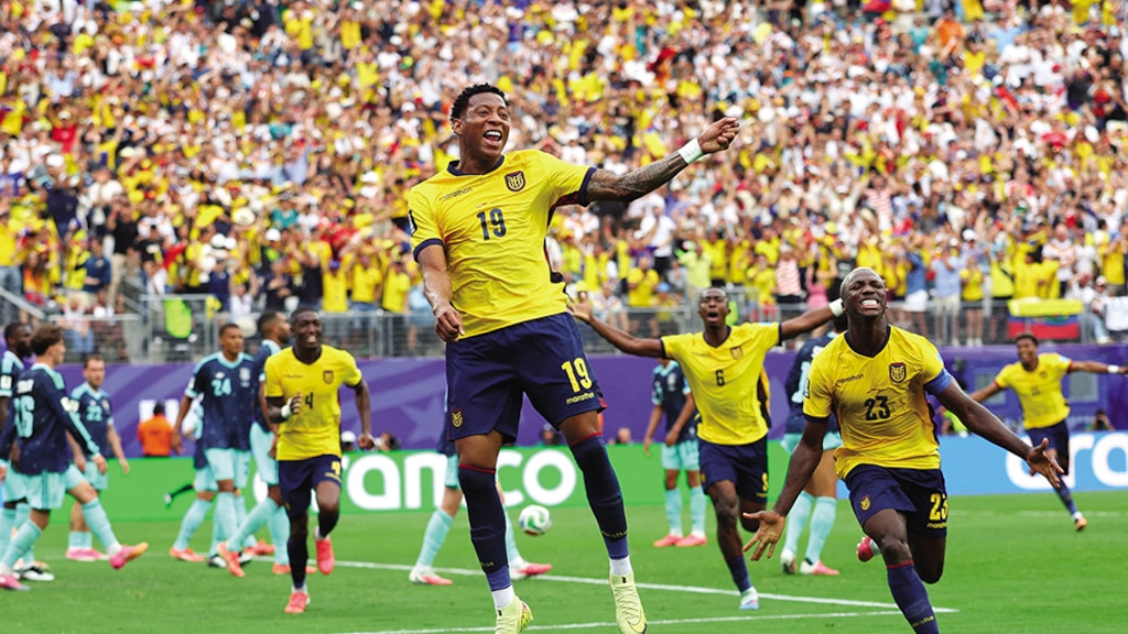LOS ECUATORIANOS celebran un gol, ayer