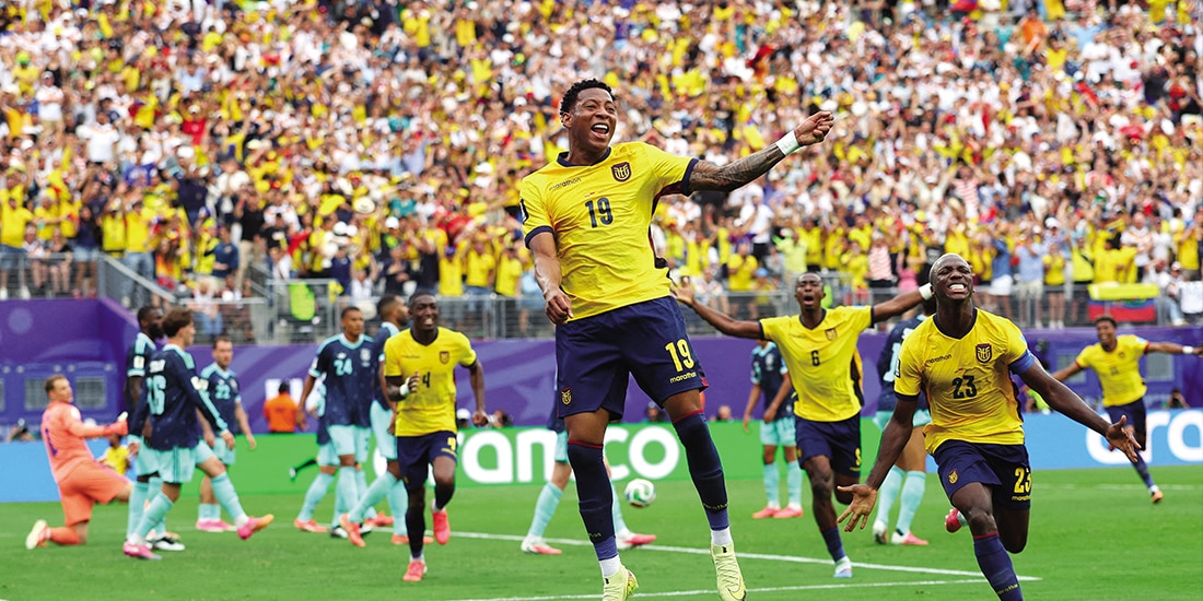 LOS ECUATORIANOS celebran un gol, ayer