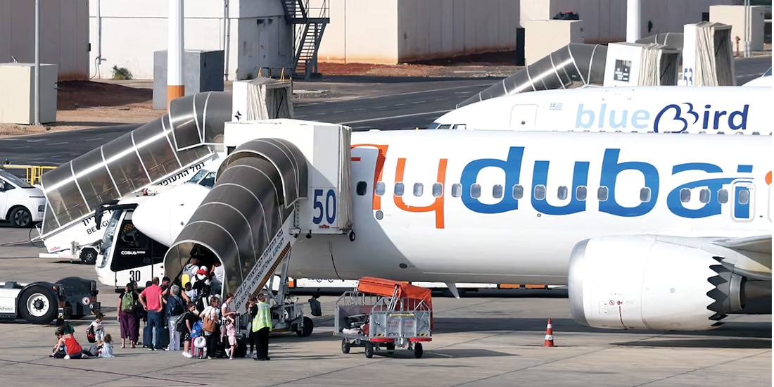 VIAJEROS abordan un avión de Flydubai en el Aeropuerto Internacional Ben Gurion, ayer.