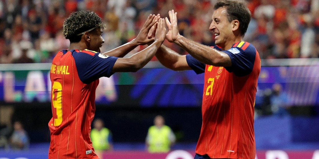 Lamine Yamal y Mikel Oyarzabal celebran un gol de España ante Arabia Saudita en la Copa del Mundo 2026