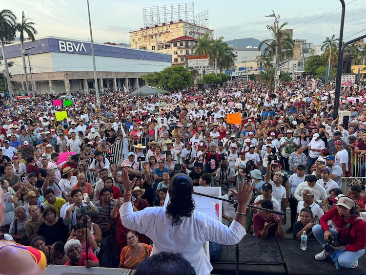 Abelina López Rodríguez habla ante miles de personas reunidas en Acapulco.