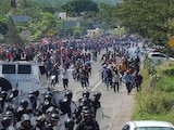 VIDEO. Reportan enfrentamiento entre policías y manifestantes en la carretera México-Acapulco; bloquean la Autopista del Sol, a la altura del Parador de Marqués.