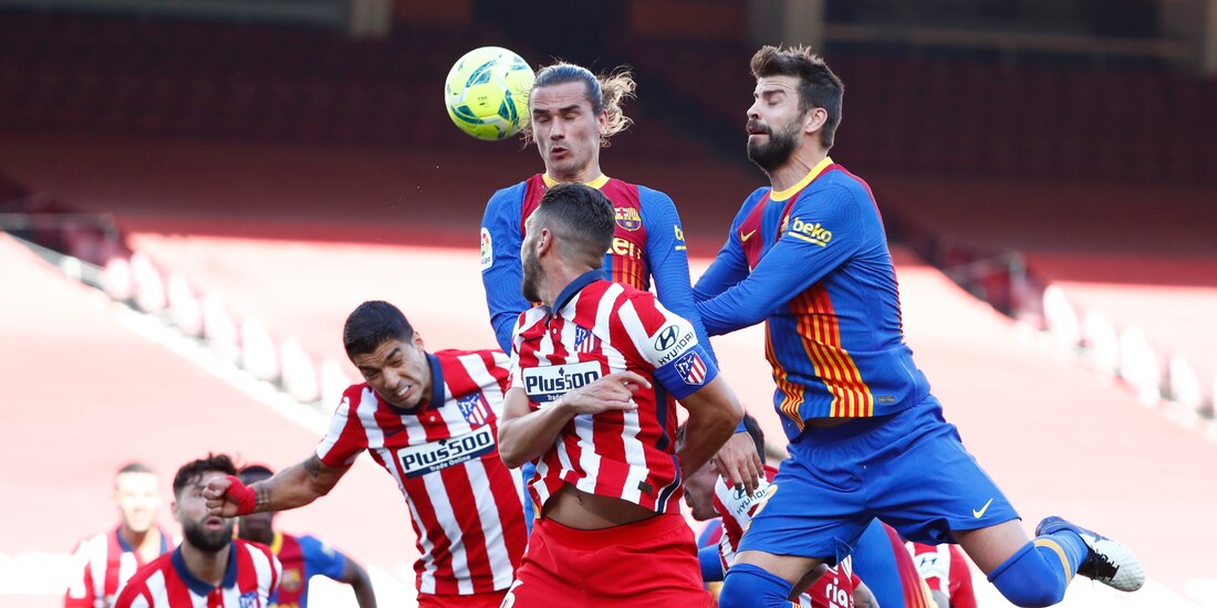 Una acción del duelo entre Barcelona y Atlético de Madrid, de LaLiga de España