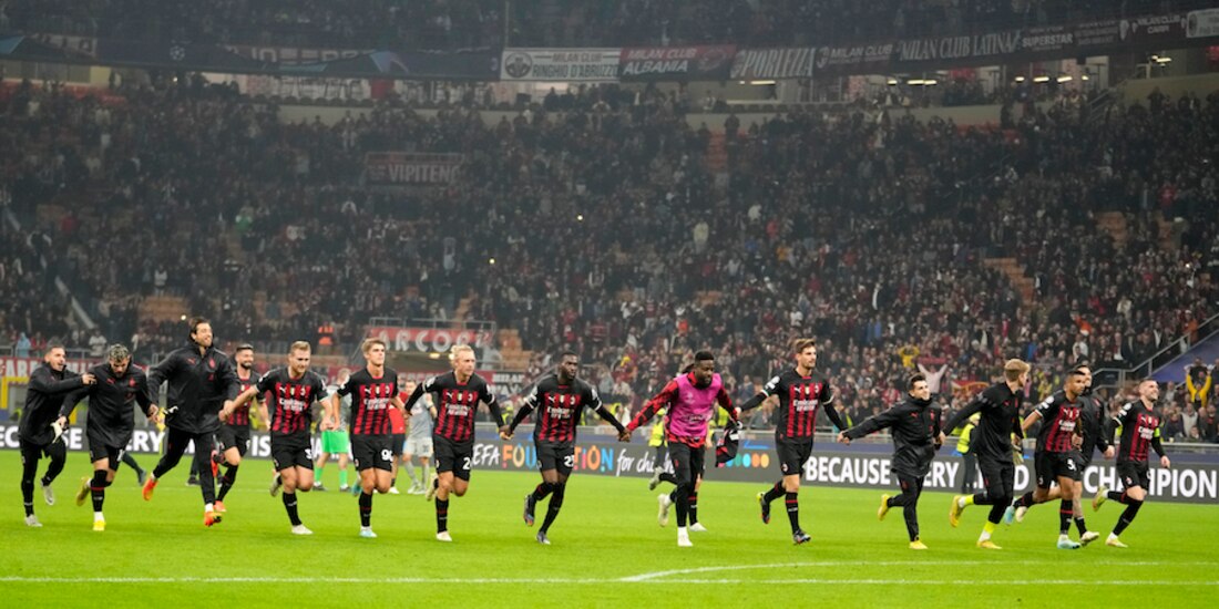 Jugadores del Milan festejan con sus aficionados, ayer, en San Siro.