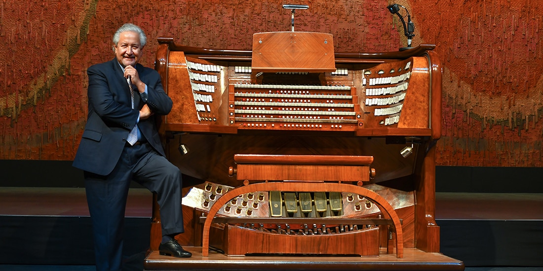 Héctor Guzmán junto al Órgano Monumental del Auditorio Nacional.