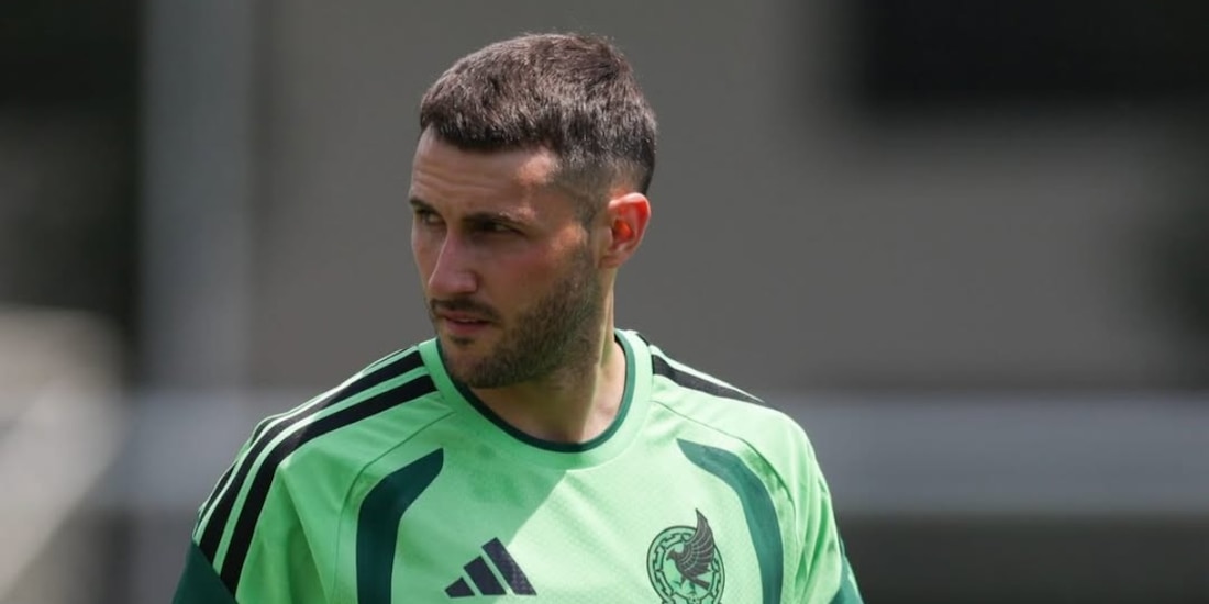 Santiago Giménez en un entrenamiento con la Selección Mexicana