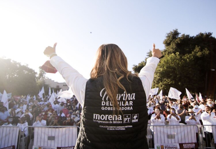 La abanderada de Morena, Marina del Pilar Ávila Olmeda, durante su cierre de campaña en Tecate.