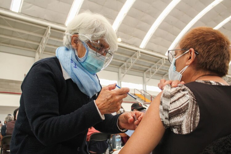Una vez vacunados, las personas debían esperar 30 minutos para monitorear posibles reacciones adversas, lo que aumentó las aglomeraciones.