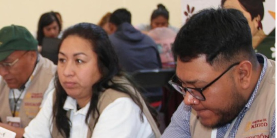 Funcionarios que promueven las becas federales.