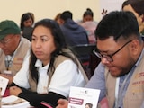 Funcionarios que promueven las becas federales.
