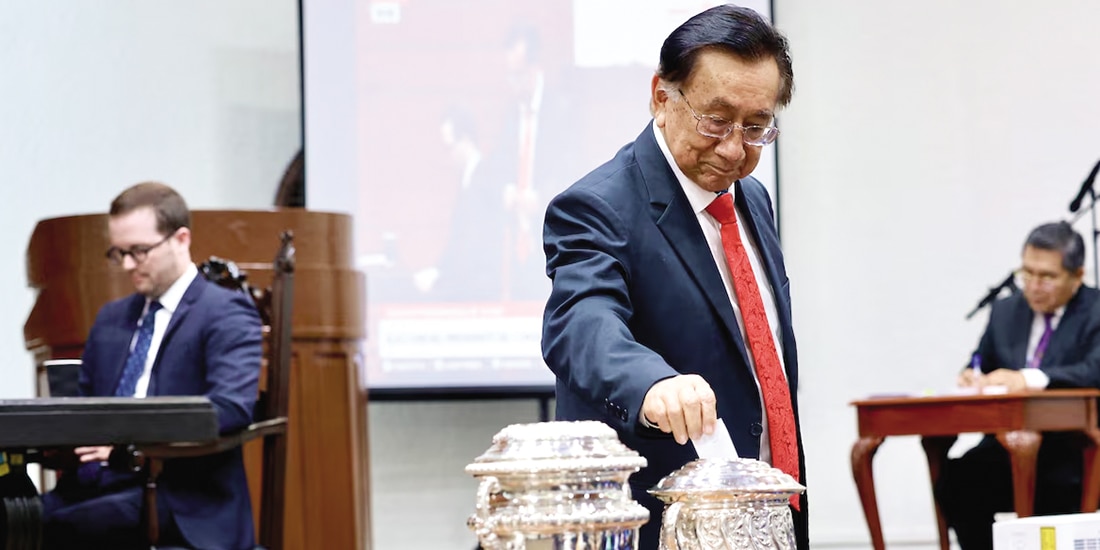 José María Balcázar emite su voto, ayer.