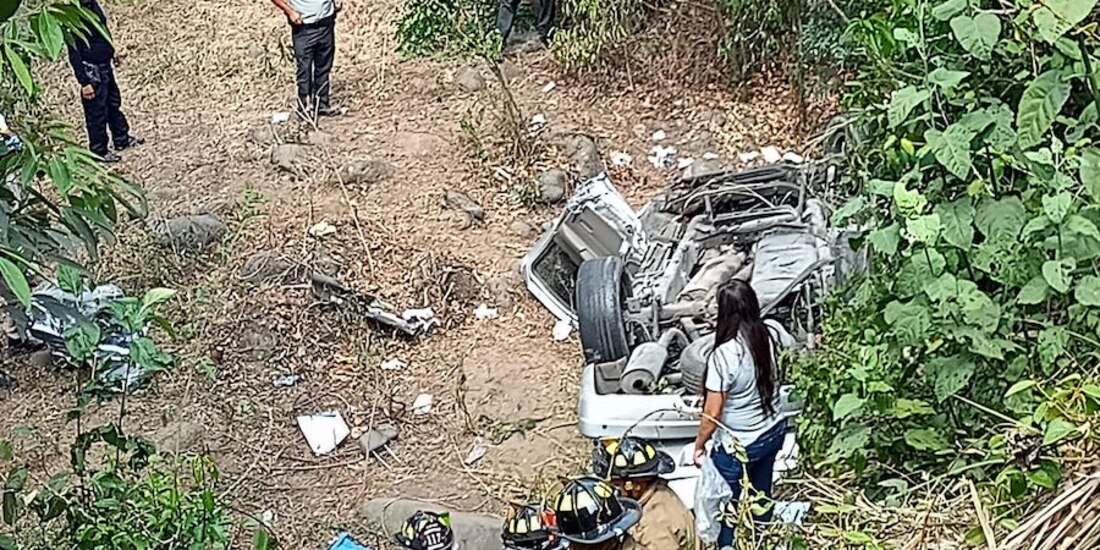Una camioneta que transportaba a presuntos migrantes cayó del puente Río Seco sobre la autopista Córdoba-Veracruz, lo que dejó un saldo preliminar de dos personas fallecidas y 15 más heridas