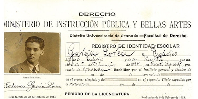 1915. Inicia sus estudios en la Universidad de Granada, matriculándose en Derecho y en Filosofía y Letras. Ese mismo año conoce a Antonio Machado.