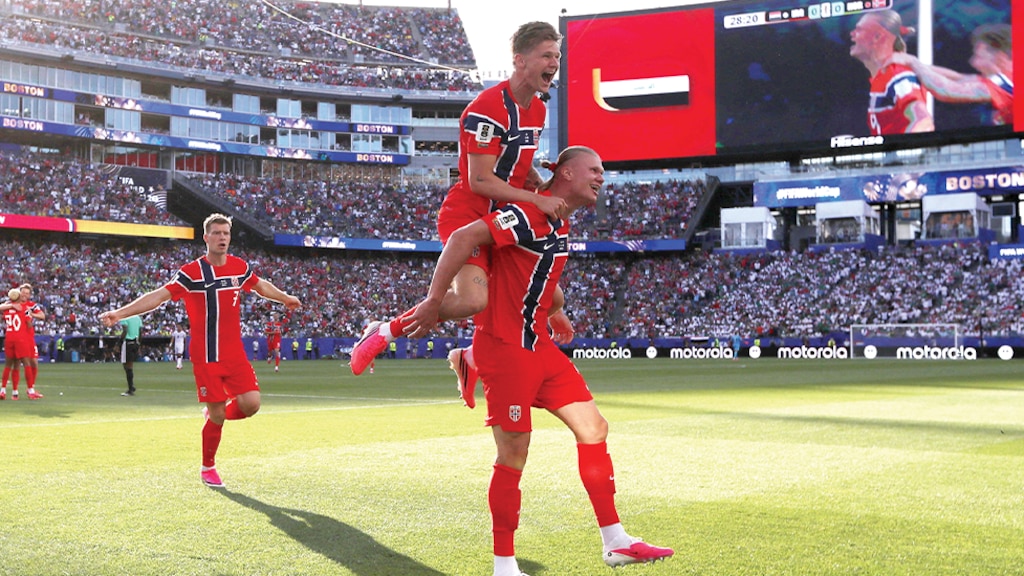 EL DELANTERO celebra con sus compañeros su primer gol, ayer.