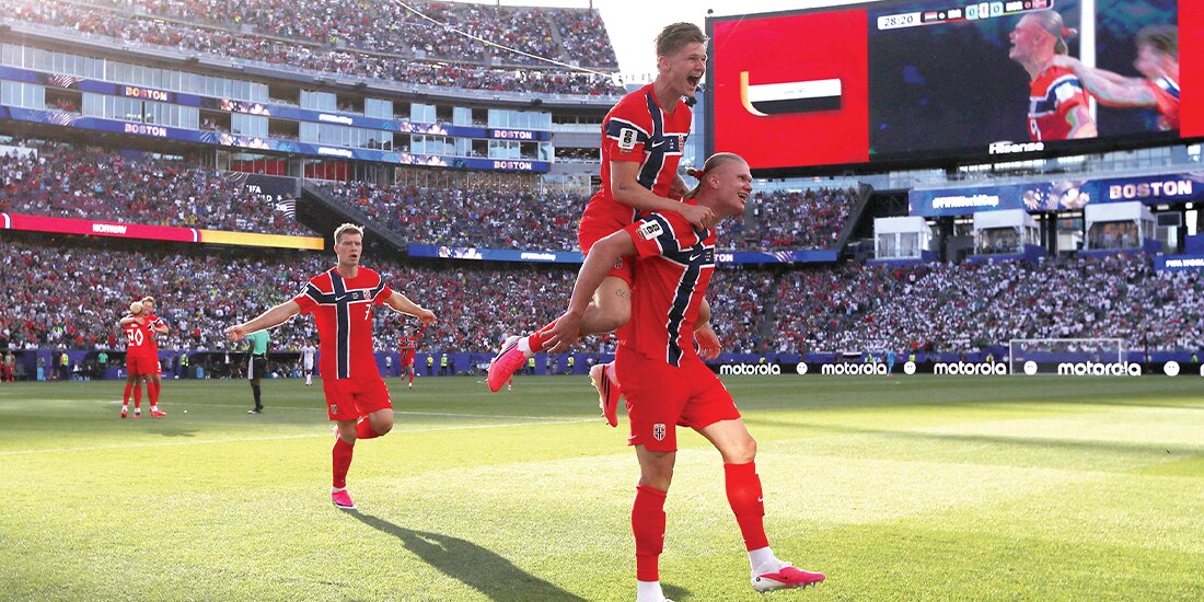 EL DELANTERO celebra con sus compañeros su primer gol, ayer.