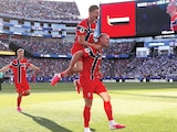 EL DELANTERO celebra con sus compañeros su primer gol, ayer.