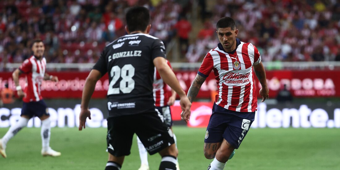 Chivas y Necaxa midieron fuerzas en la cancha del Estadio AKRON.