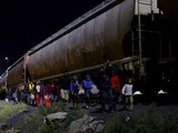 Migrantes llegan en tren a Ciudad Juárez en un intento por llegar a Estados Unidos, tras quedar varados cerca de la ciudad Villa Ahumada, en Ciudad Juárez, México, 30 de septiembre de 2023.