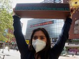 La activista ambiental Xiye Bastida protesta y muestra un "Reloj climático".