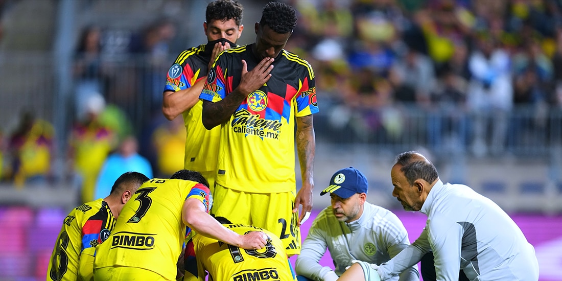 futbolistas del conjunto de Coapa se lamentan tras la lesión de su compañero.