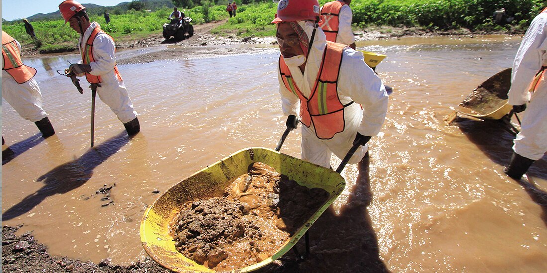 Labores de limpieza en el río Sonora, en agosto de 2014.