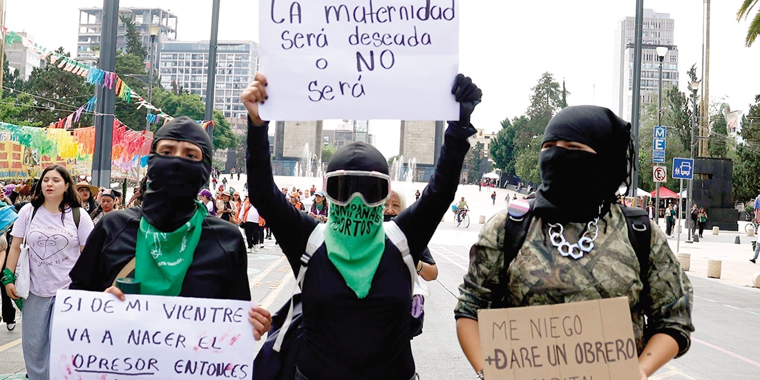 Mujeres marcharon para demandar derechos reproductivos en la CDMX, ayer.