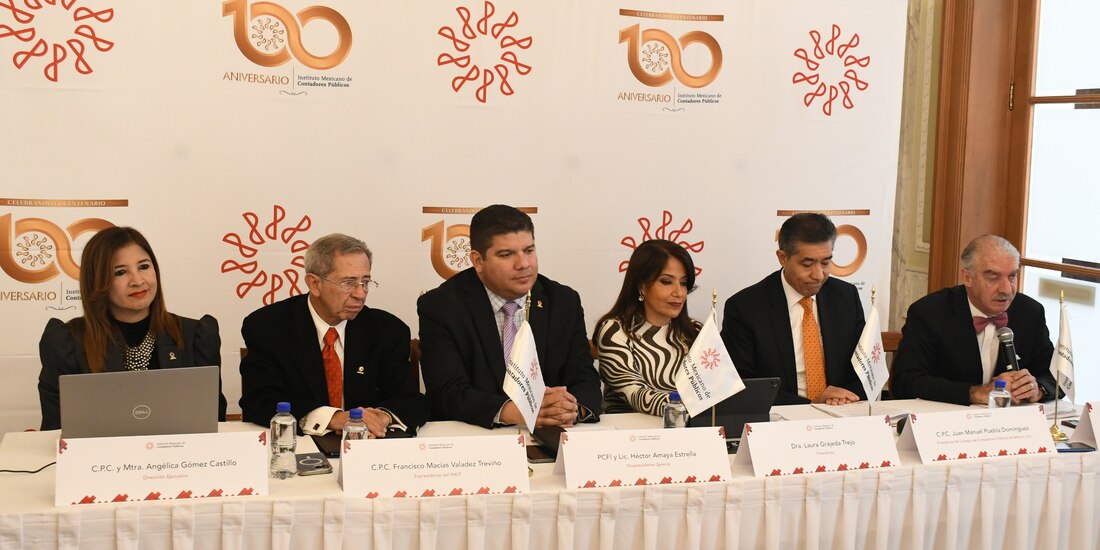 Integrantes del Instituto Mexicano de Contadores Públicos (IMCP) en conferencia de prensa.
