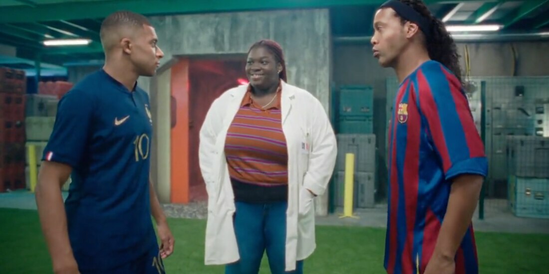 Kylian Mbappé y Ronaldinho en el comercial que sacó Nike a días del arranque de la Copa del Mundo Qatar 2022.