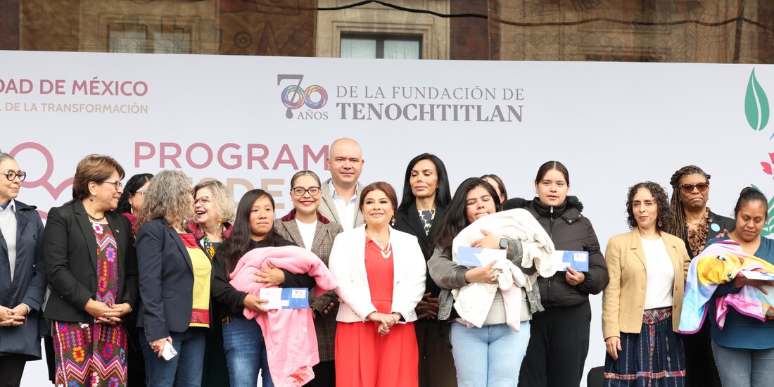 Clara Brugada con beneficiarias del plan.