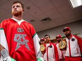 'Canelo' Álvarez luce espectaculares ponchos de Dolce & Gabbana