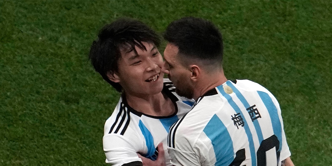 Aficionado invade la cancha para abrazar a Lionel Messi.
