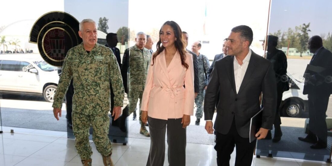 De izq. a der.: el secretario de la Defensa, Ricardo Trevilla; la gobernadora de Guanajuato; Libia Dennise, y el secretario de Seguridad, Omar García Harfuch, ayer.