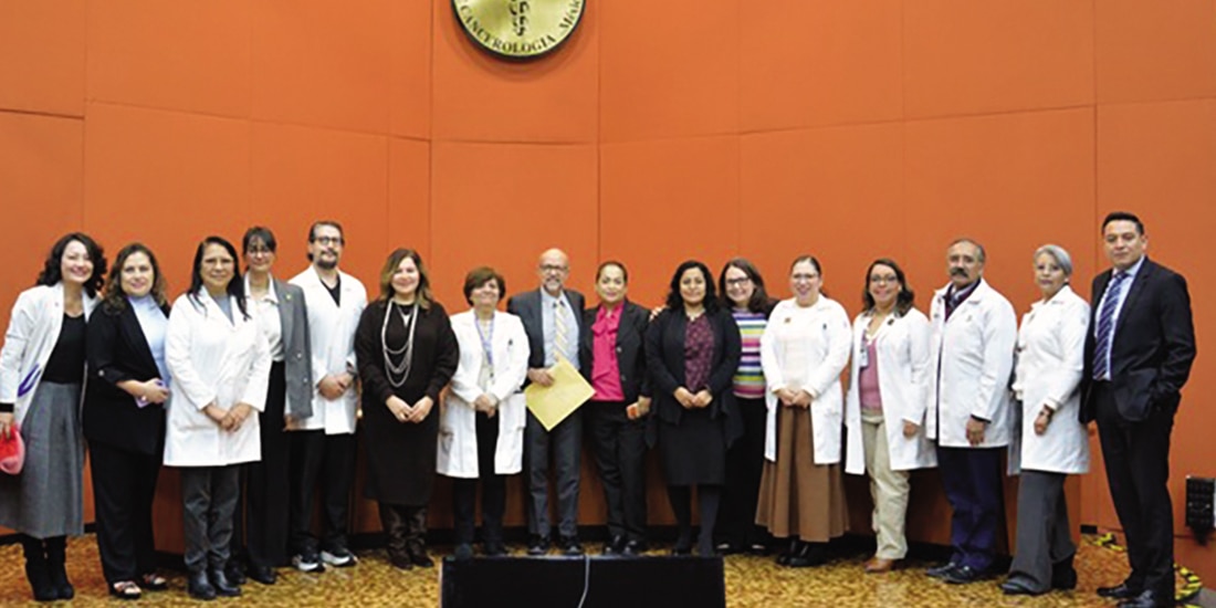Autoridades del INCan, INP y el HIMFG, ayer al firmar el convenio de colaboración.