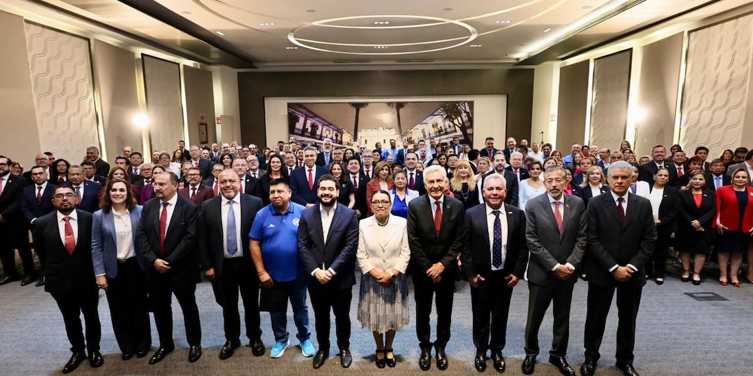 La Secretaria de Gobernación con diversas autoridades.