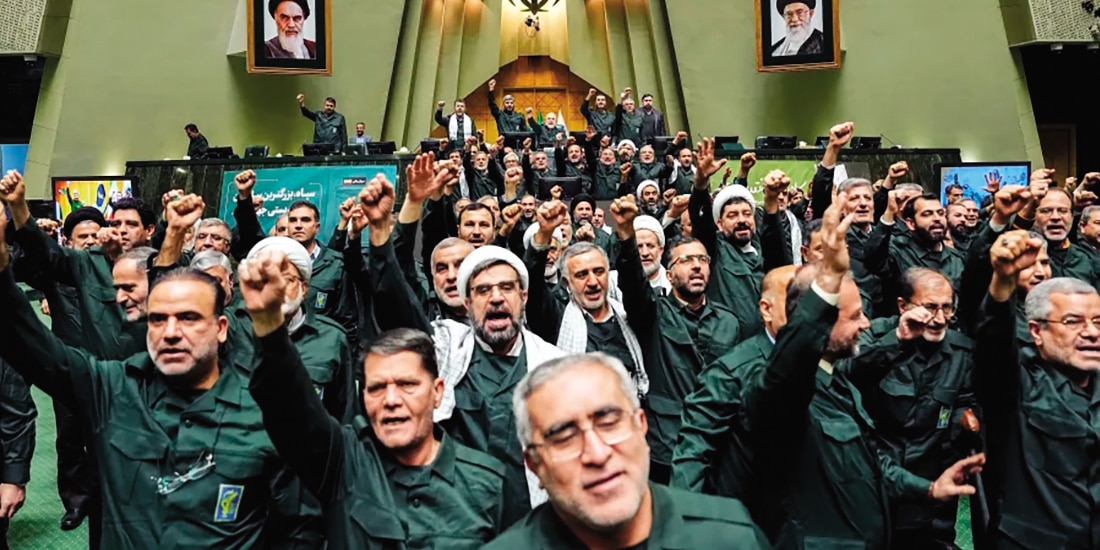 Legisladores iraníes con uniforme de la Guardia Revolucionaria, el 1 de febrero.