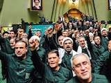 Legisladores iraníes con uniforme de la Guardia Revolucionaria, el 1 de febrero.