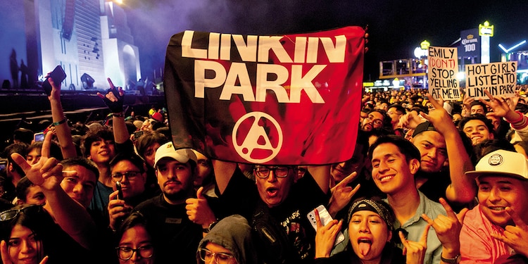 Fans en primera fila, ayer, disfrutaron de la banda de rock.
