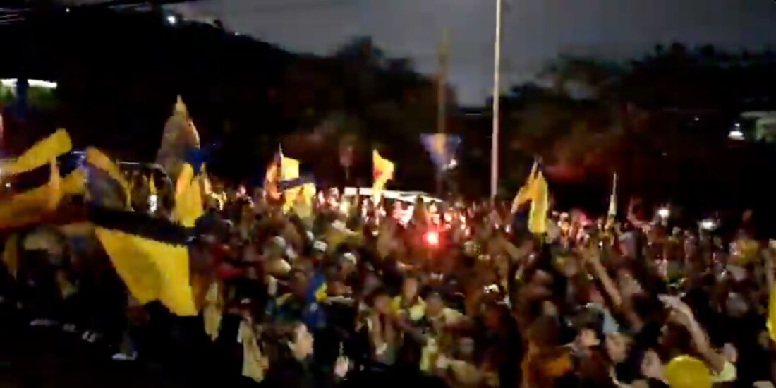 La afición del Club América llevó serenata al hotel de concentración de las Águilas en Monterrey.