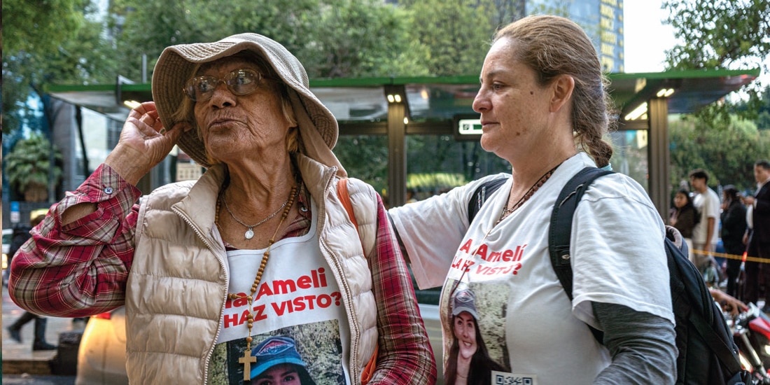 LUCRECIA Y VANESSA, abuela y madre de Ana Amelí, ayer, en Paseo de la Reforma