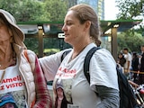 LUCRECIA Y VANESSA, abuela y madre de Ana Amelí, ayer, en Paseo de la Reforma