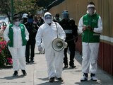Elementos de la Brigada de la Calle y policías de la CDMX recorren el perímetro del Hosital General de México para tomar la temperatura y sanitizar espacios.