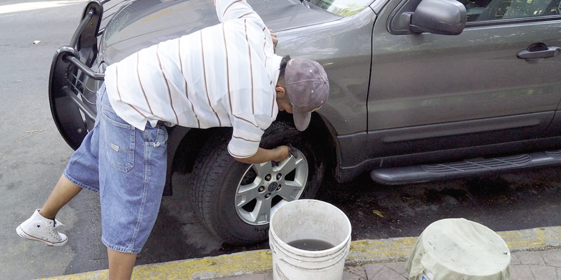 Personas que apartan lugares en calles de la colonia Condesa, en foto de archivo.