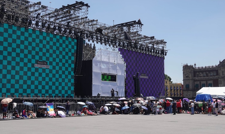 Fans llegan temprano a apartar lugar para concierto de 31 Minutos en el Zócalo