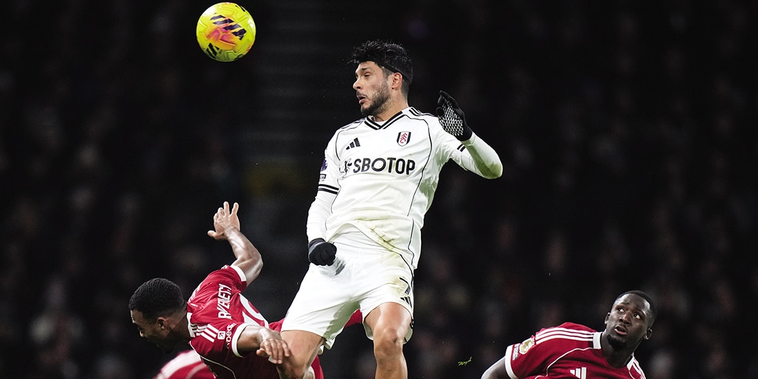 Raúl Jiménez se eleva para hacer un remate de cabeza en el duelo entre Fulham y Liverpool en Craven Cottage, ayer.