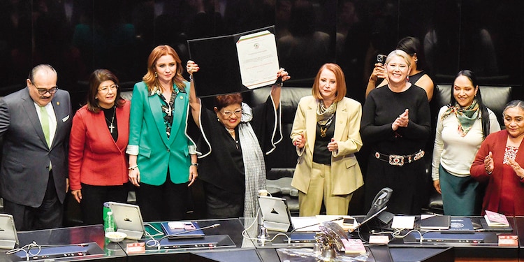Ernestina Godoy toma protesta como nueva titular de la FGR, ayer, en el Senado de la República.