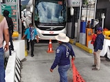 Profesores tomaron la caseta México-Cuernavaca, ayer.